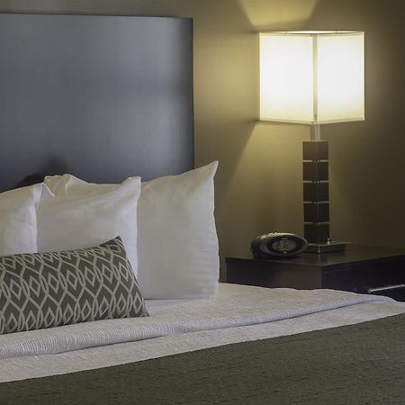 Best Western Plus University Inn Steubenville Exterior photo