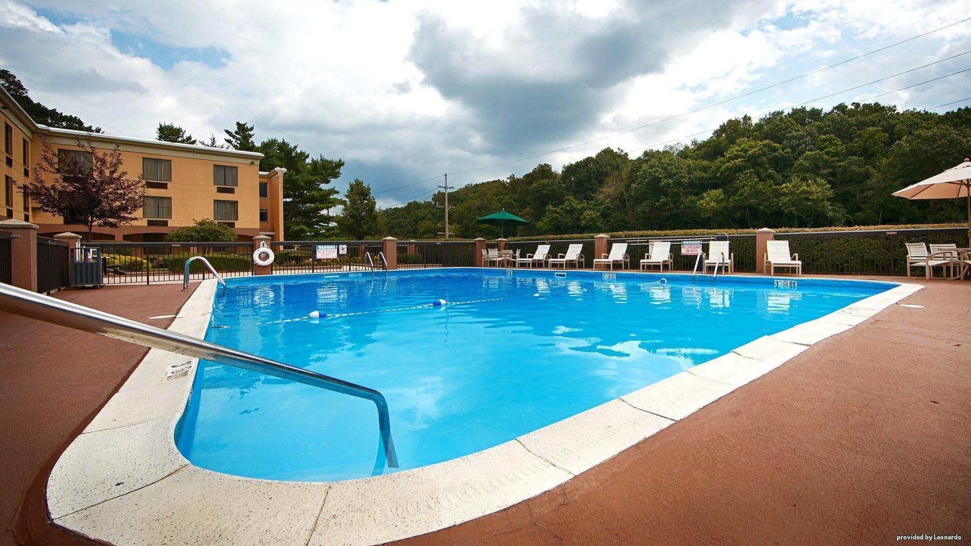 Best Western Plus University Inn Steubenville Exterior photo