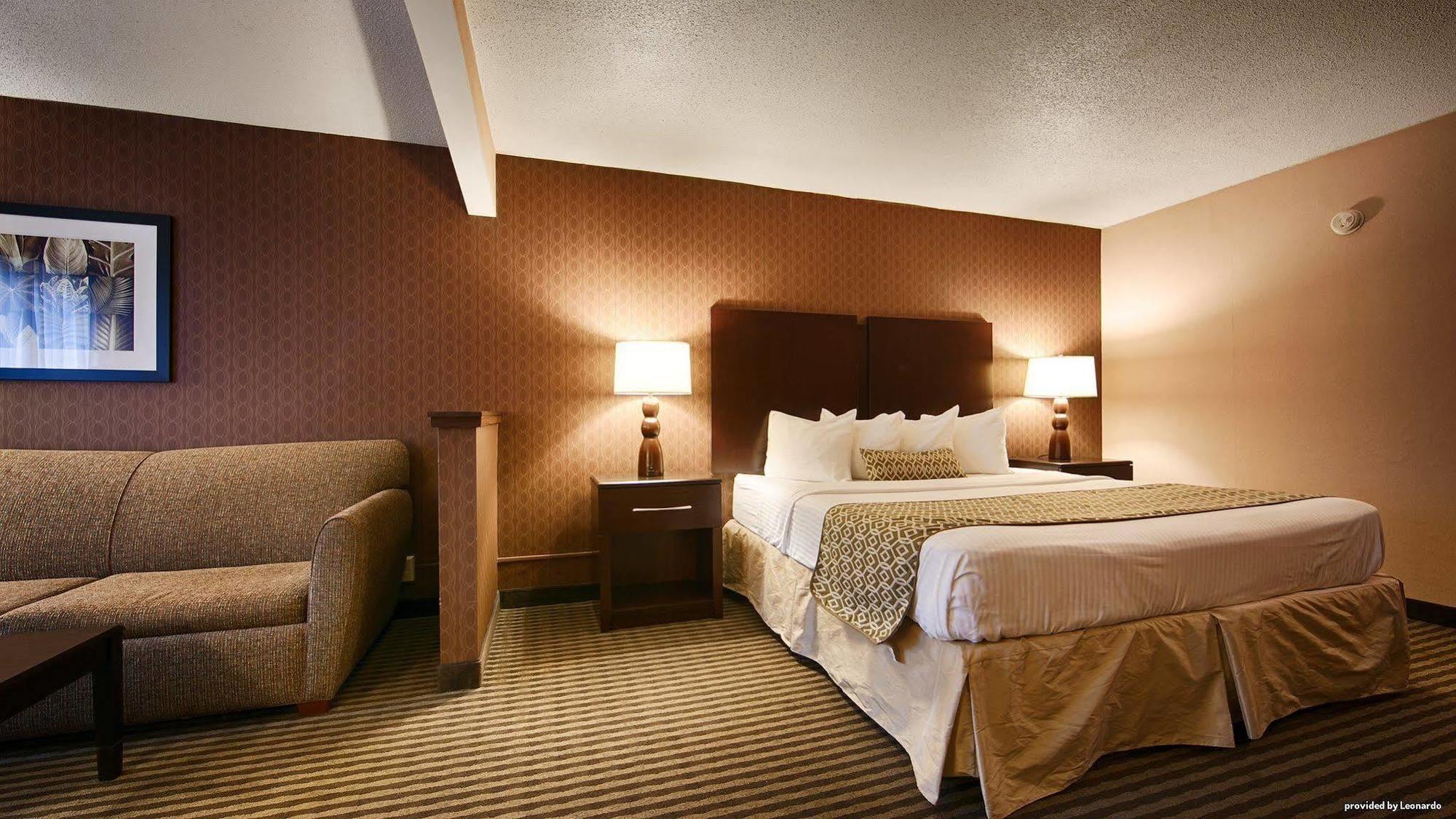 Best Western Plus University Inn Steubenville Exterior photo