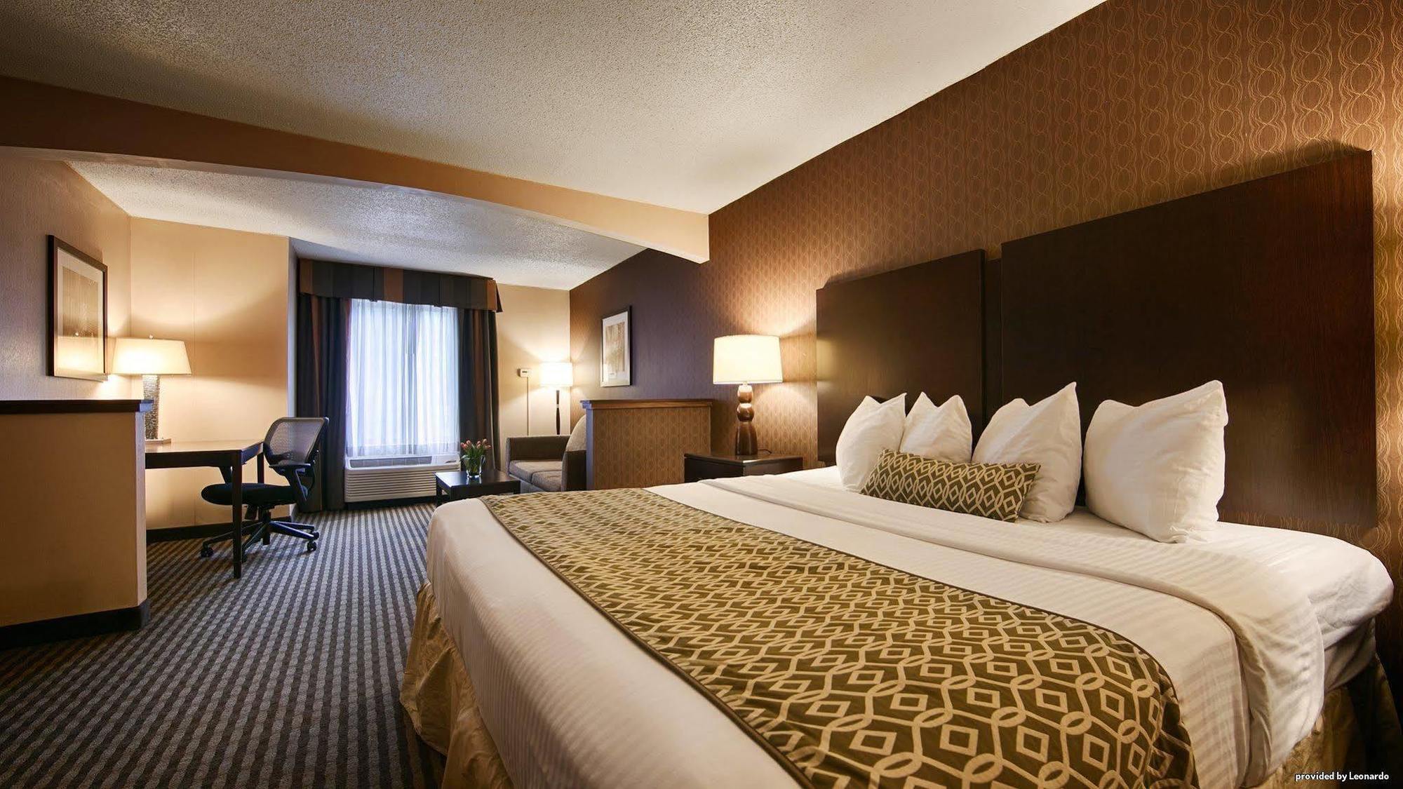 Best Western Plus University Inn Steubenville Exterior photo